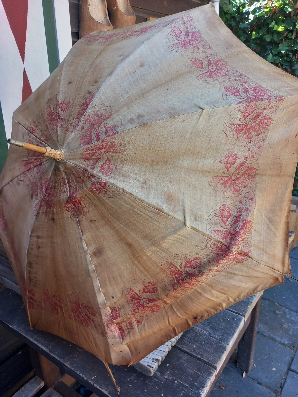Antieke parasol met houten handvat en kwast, Ophalen