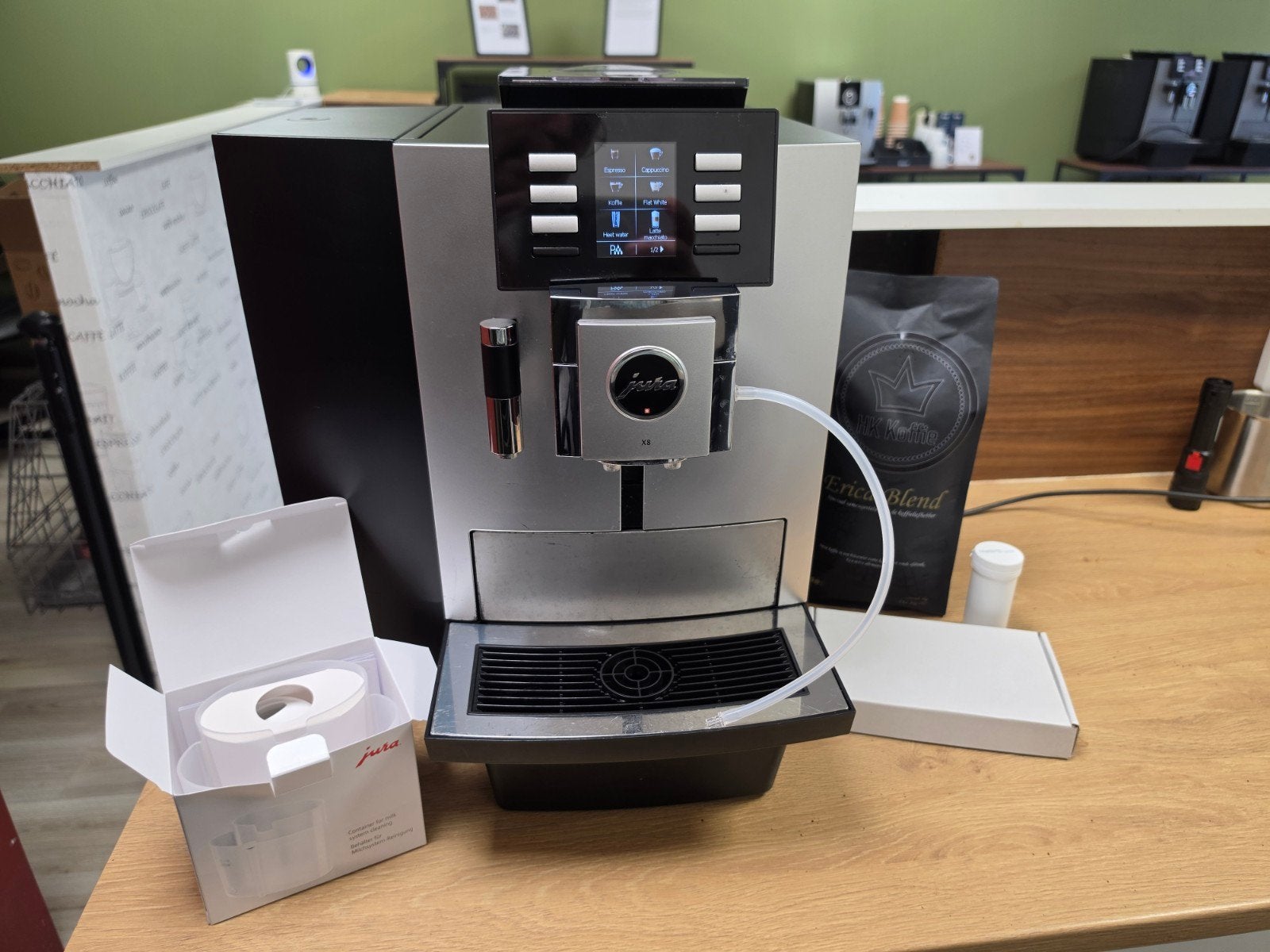 Jura X8: Robuuste, veelzijdige professionele koffiemachine, Ophalen, Info@nl.jura.com, 10 kopjes of meer, Afneembaar waterreservoir
