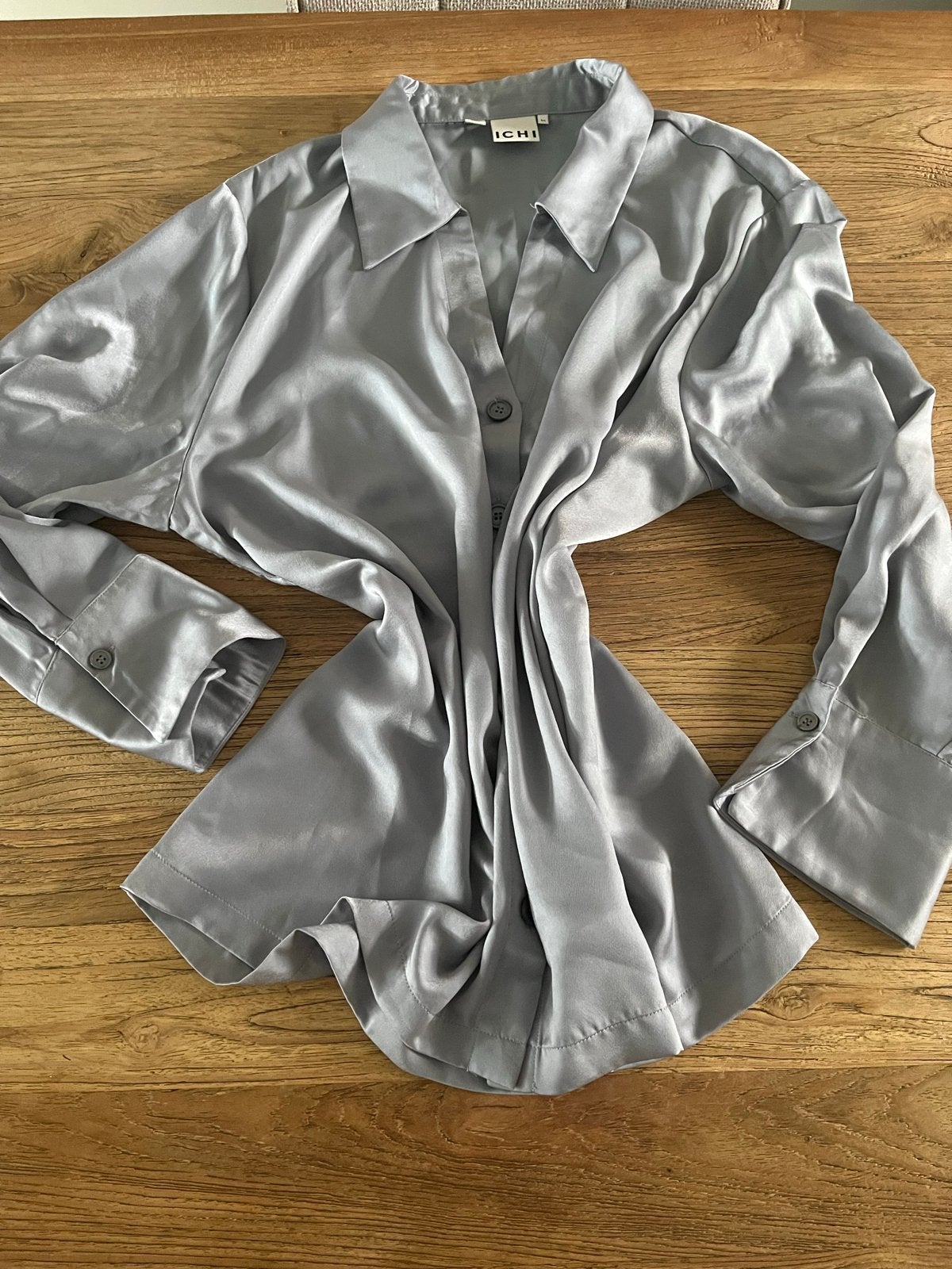 Stijlvolle ICHI satijnen blouse - Maat 44 (L), Kleding | Dames, Ophalen of Verzenden, Zo goed als nieuw, Maat 42/44 (L), Grijs