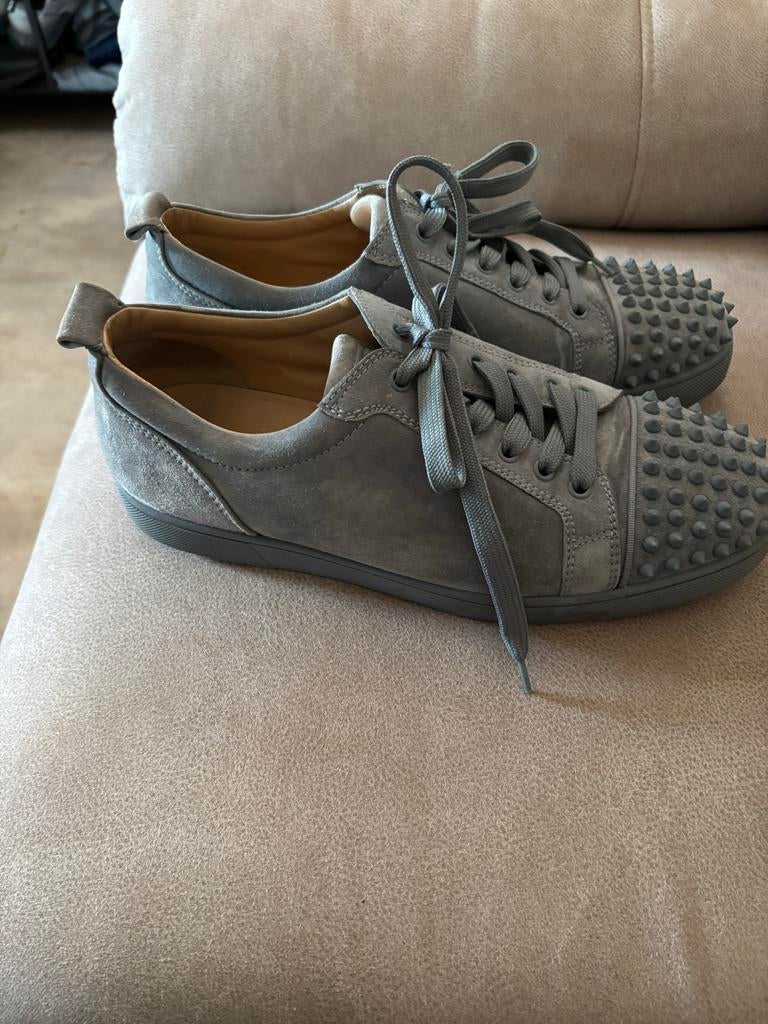 Christian Louboutin Sneakers - Grijs Suède met Spikes, Blauw, Ophalen of Verzenden, Sneakers of Gympen, Zo goed als nieuw