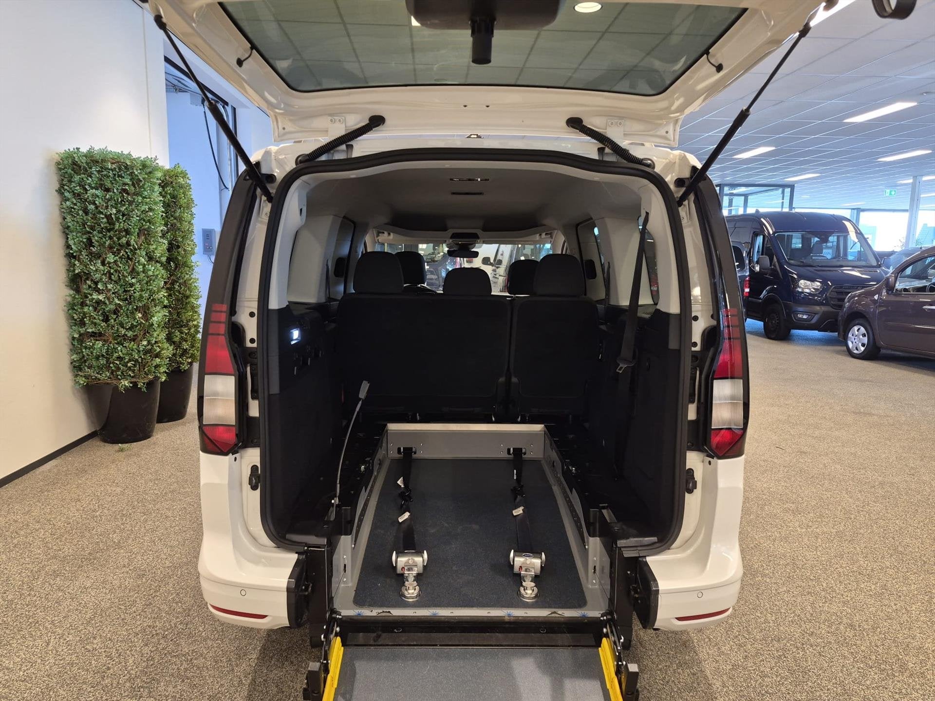 Volkswagen Caddy Maxi V L2 Rolstoelauto Automaat 5+1 API-Omb, Auto's, Stof, Bedrijf, Geïmporteerd, 16 km/l