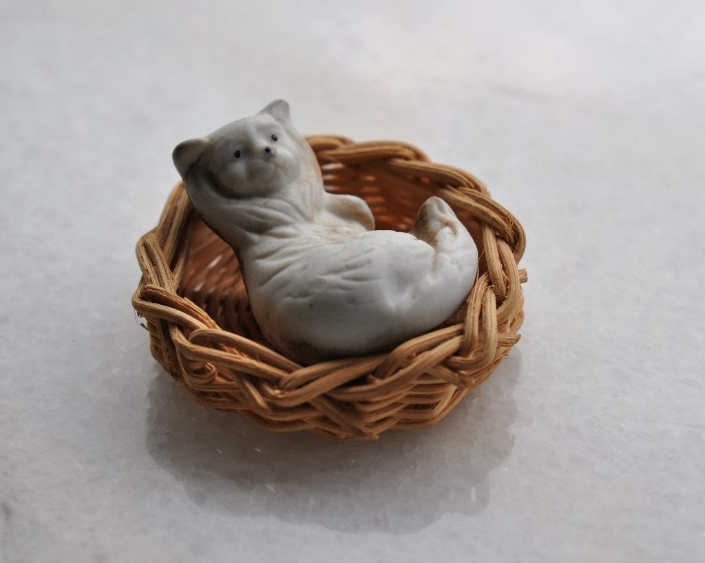Vintage KLEIN Beeldje Poes Kat Kitten in Mand 5 cm, Ophalen of Verzenden, Gebruikt, Hond of Kat, Beeldje of Figuurtje