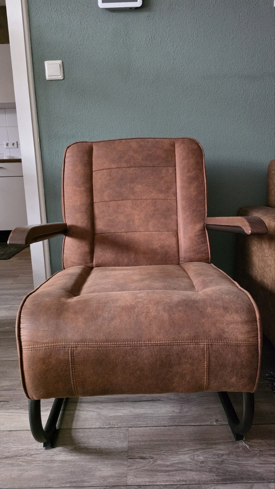 Comfortabele fauteuil - Bruin kunstleer - houten armleuning, Modern, Comfortabel, Bruin, Zo goed als nieuw, Eén