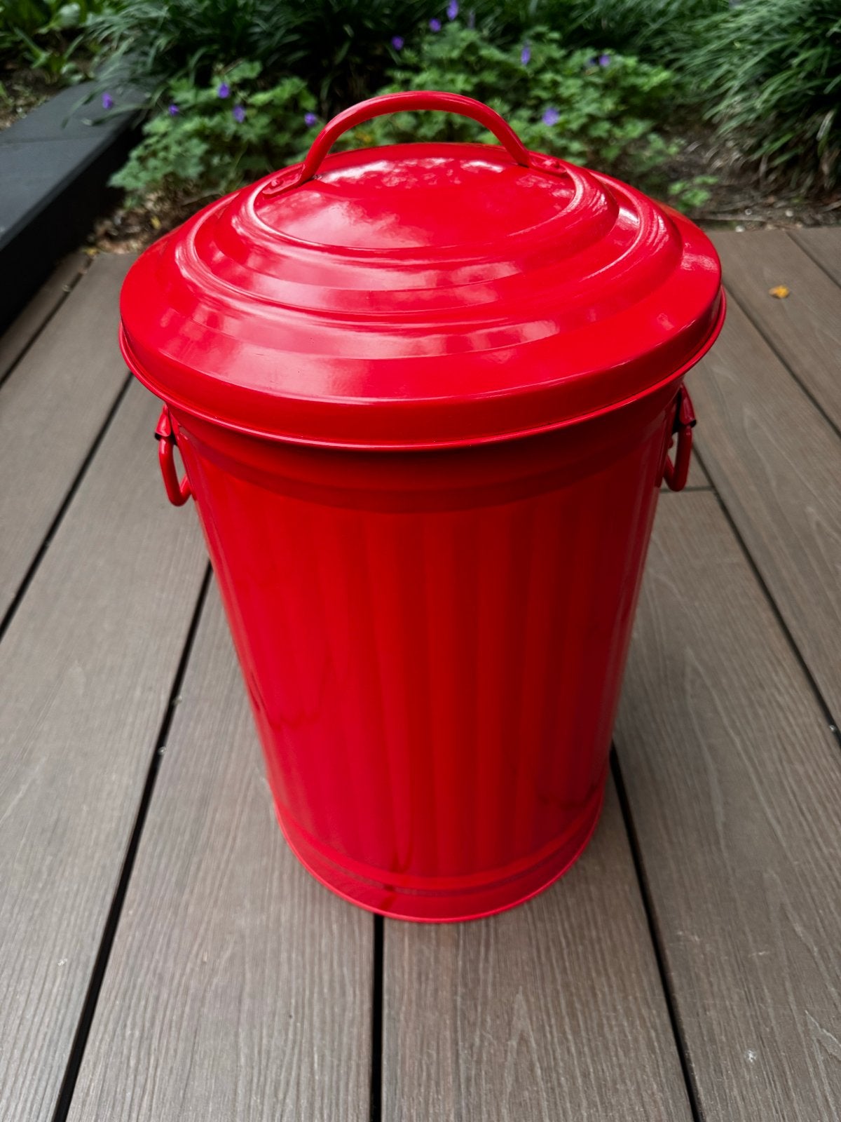 Foto 2 van Rode metalen afvalemmer met deksel - 30 liter