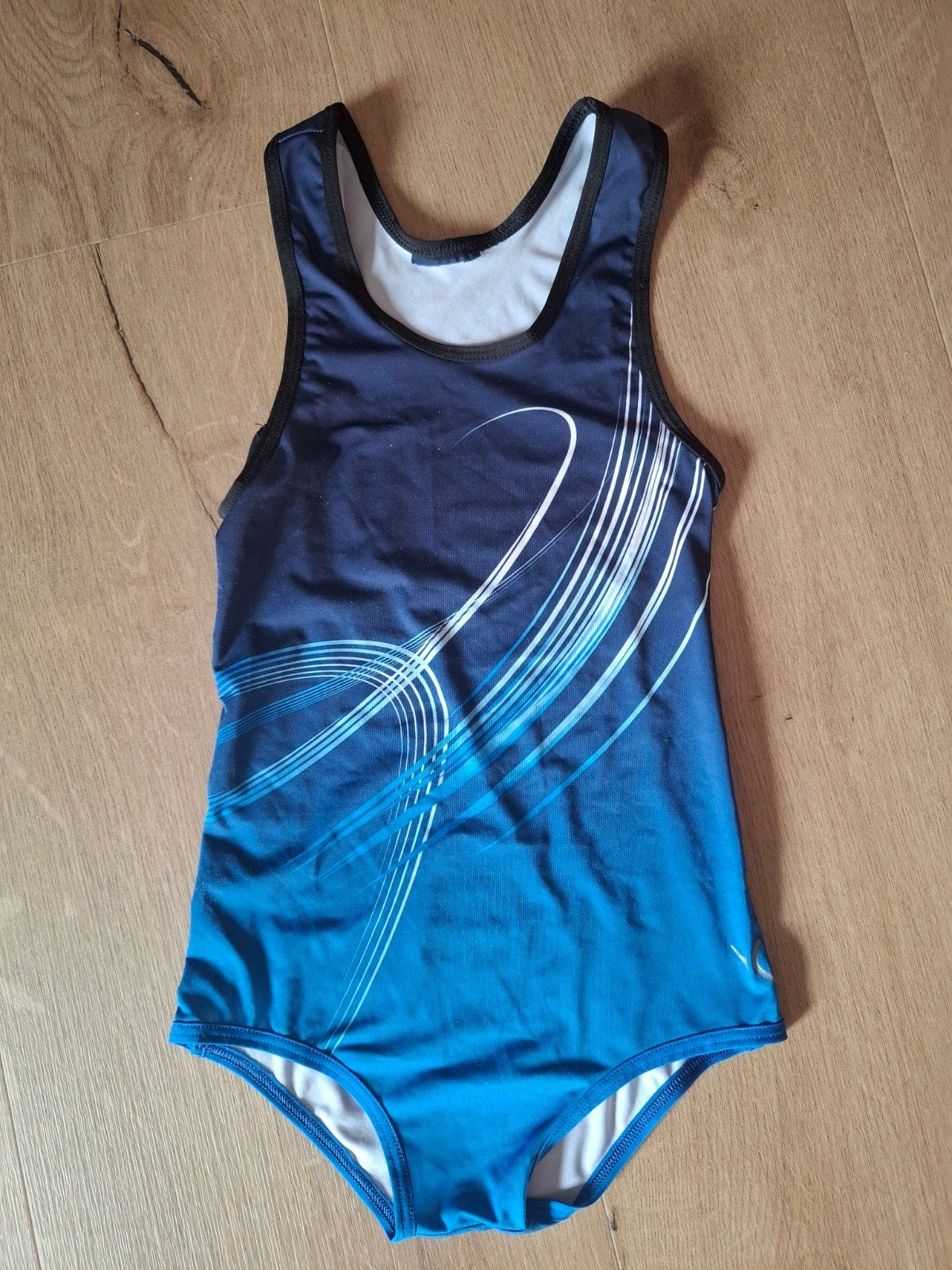 Turnpakje maat 116 blauw met witte accenten, Sport en Fitness, Kleiner dan kindermaat 122, Ophalen of Verzenden, Gebruikt, Turnpak(je)