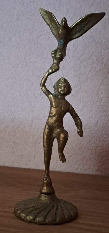 Vintage messing beeldje: jongen met roofvogel, Ophalen of Verzenden, Koper