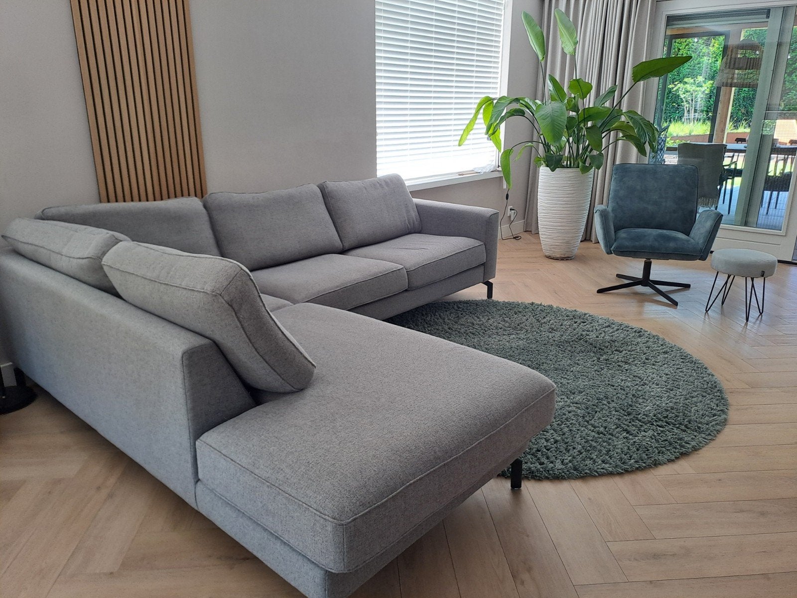 Set grijze hoekbank, feautuil,  vloerkleed en krukje, Ophalen, Zo goed als nieuw