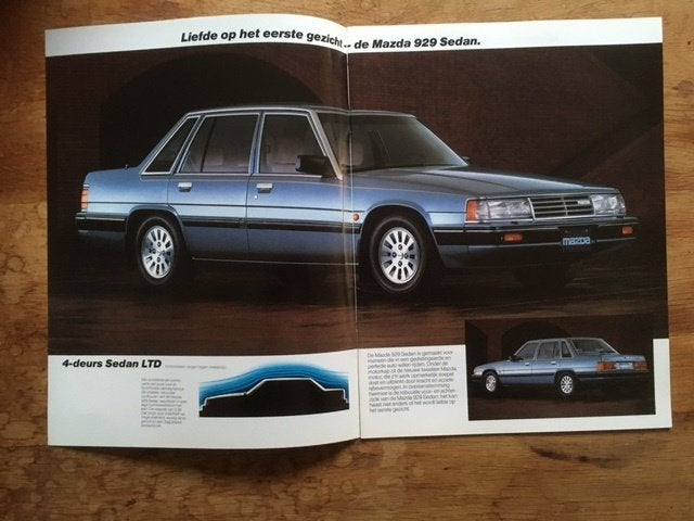 Mazda 929 4-deurs Sedan brochure uit 1985 (NL), Ophalen of Verzenden, Gelezen, Mazda