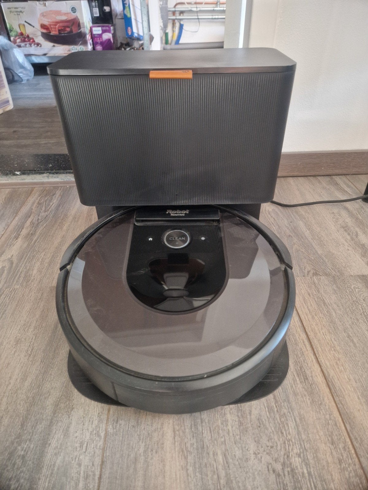 iRobot Roomba i7 met Clean Base dockstation, Witgoed en Apparatuur, Stofzuigers, Ophalen, Gebruikt, IRobot, Robotstofzuiger