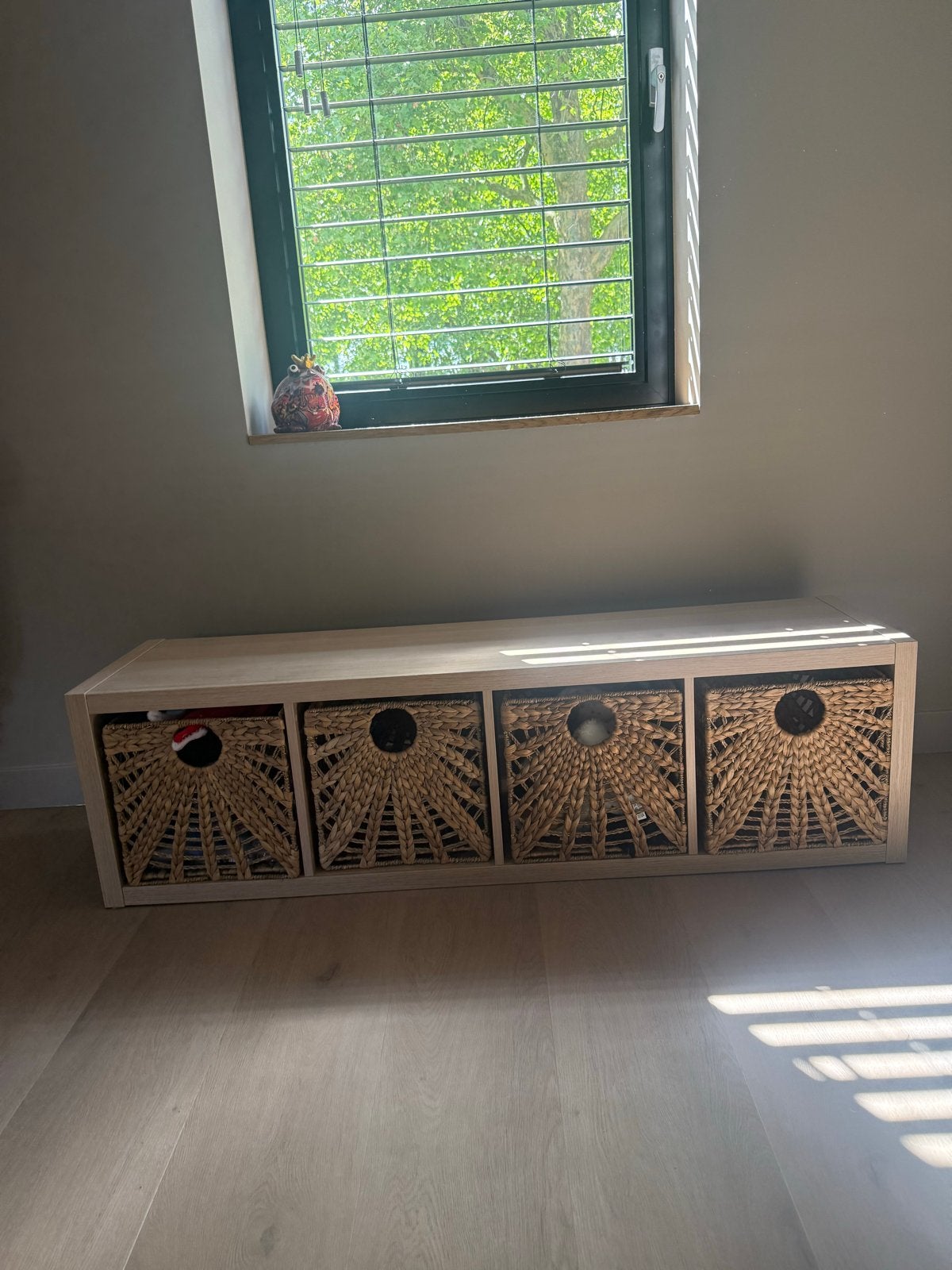 IKEA Kallax kast met rieten manden - zo goed als nieuw, Huis en Inrichting, Ophalen, Zo goed als nieuw