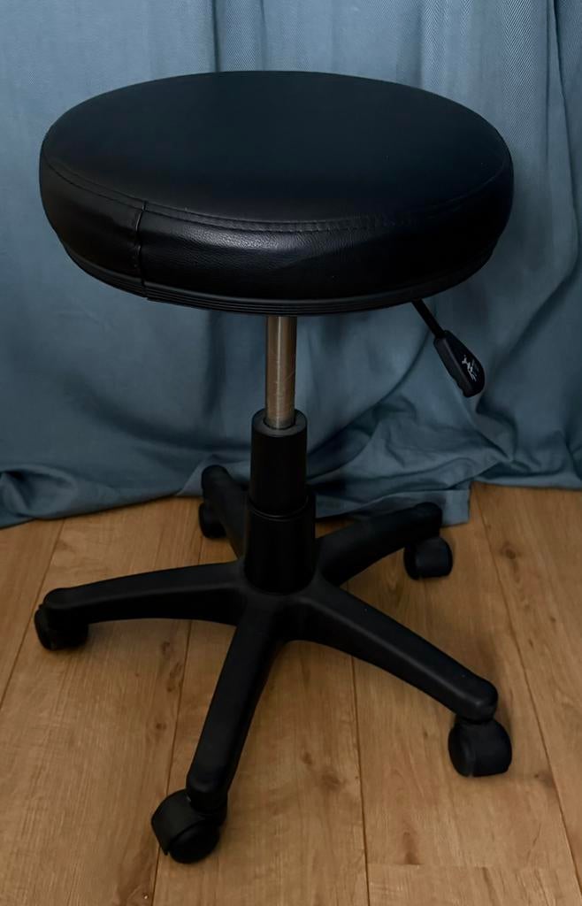 Zeer nette zwarte verstelbare massage of kappers kruk, Ophalen, Zo goed als nieuw, Hout