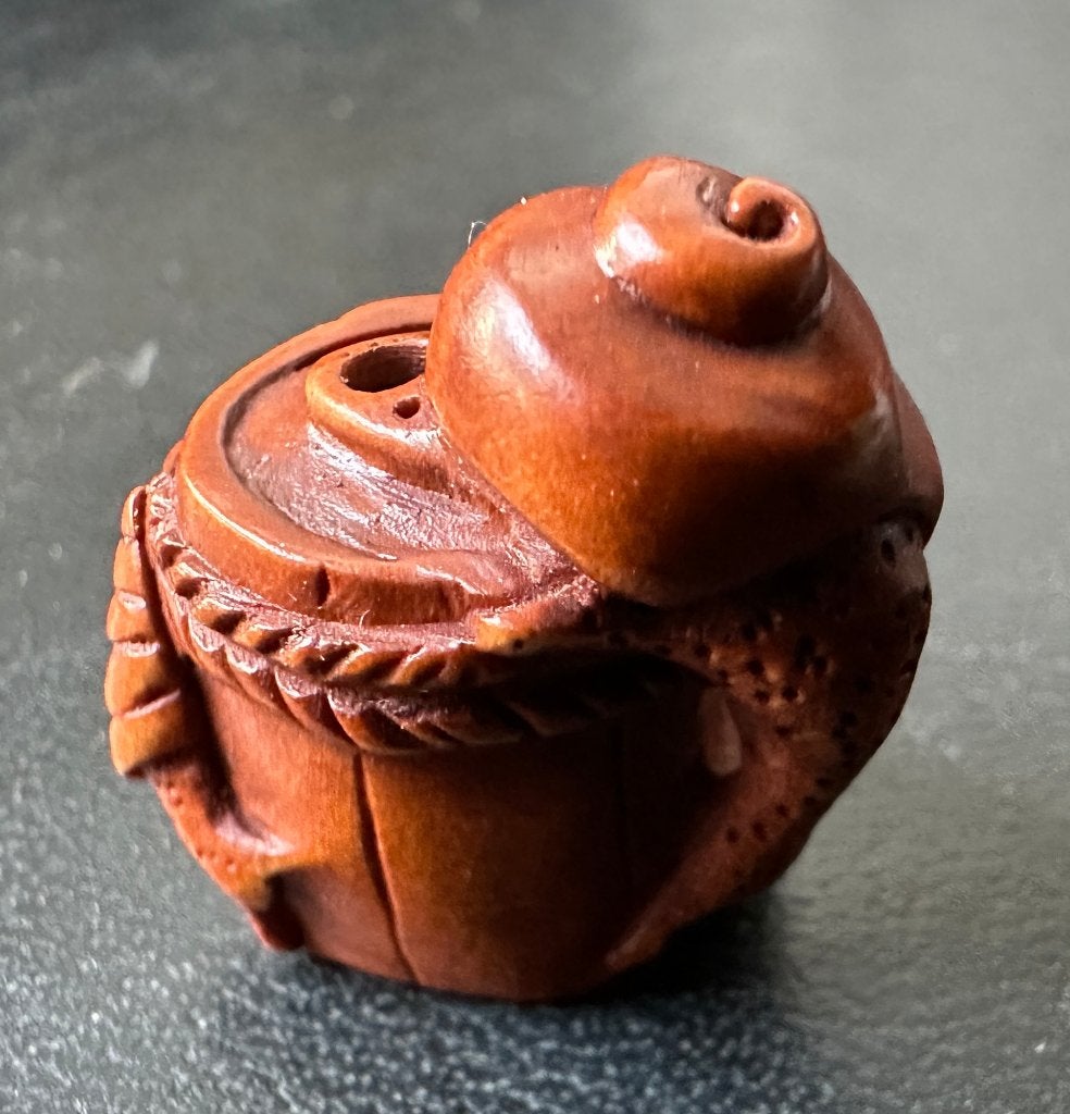 Ojime in buxushout van een slak op een ton Japan, Antiek en Kunst, Bruin, Ophalen of Verzenden, Japan, Houtsnijwerk