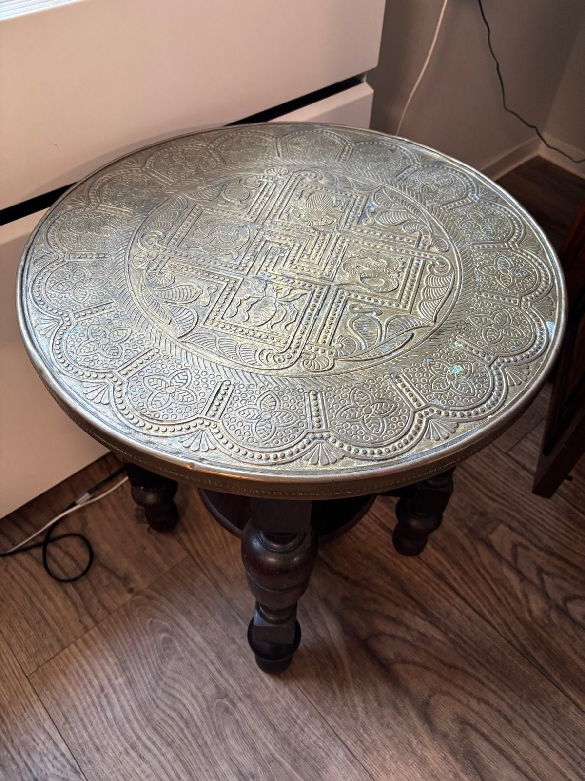 Oosterse koperen of messing tafel met houten poten, Ophalen