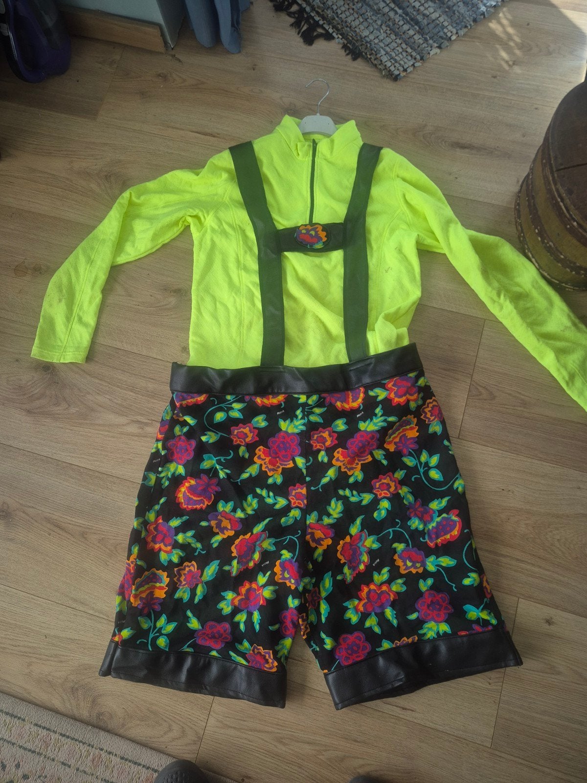 Carnavalskleding: Neon Groen Shirt & Bloemenbroek, Ophalen of Verzenden, Maat 52/54 (L)