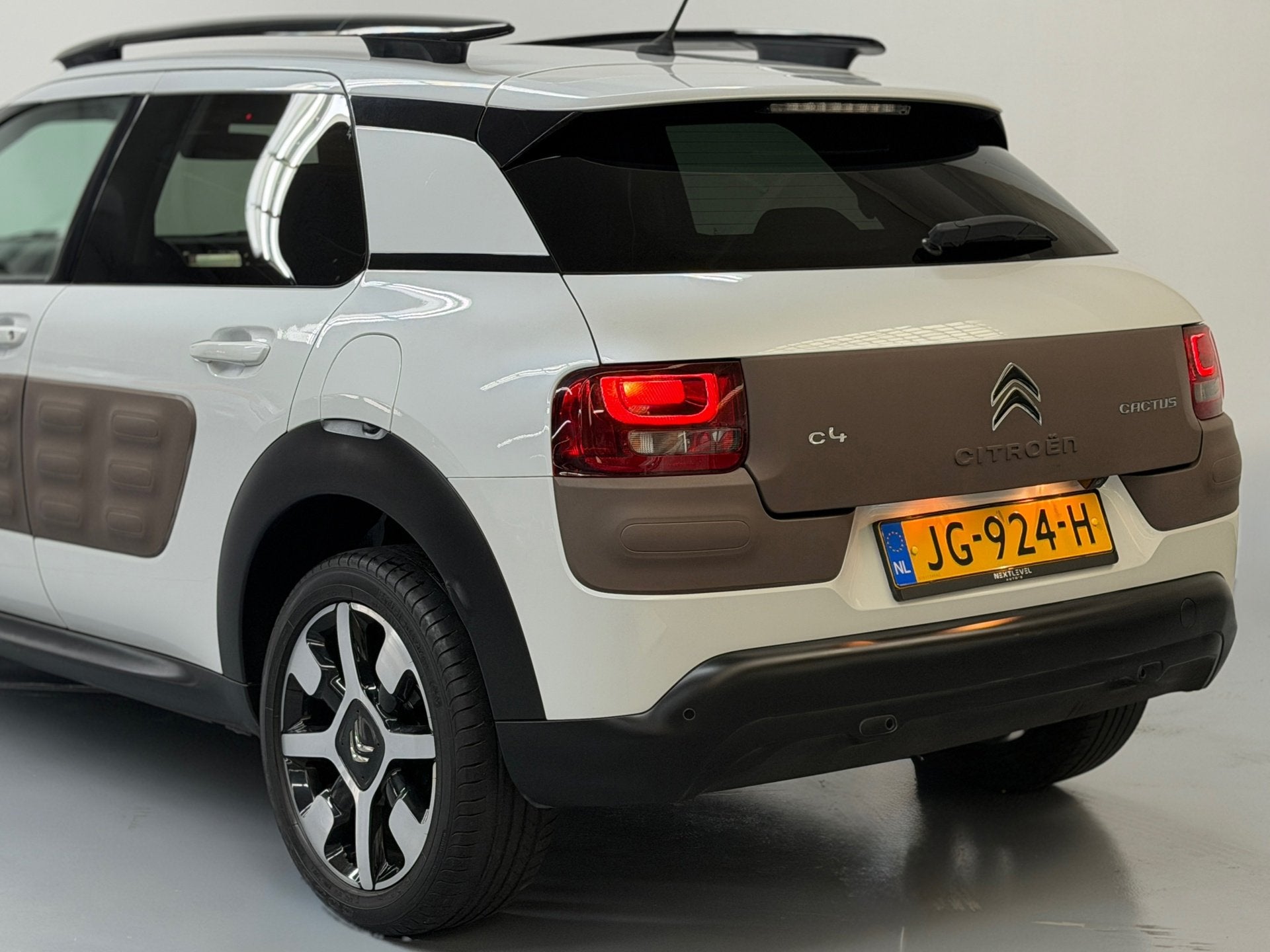 Foto 8 van Citroen C4 Cactus 1.2 PureTech Shine D.riem vervangen Camera