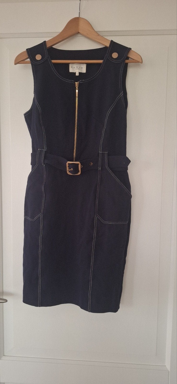 Damsel in a Dress donkerblauwe jurk met gouden rits en riem, Maat 38/40 (M), Blauw, Ophalen of Verzenden, Zo goed als nieuw