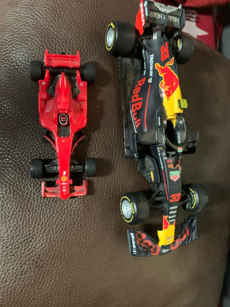 Formule 1 modelauto's: Red Bull Racing & Ferrari BURAGO, Ophalen of Verzenden, Zo goed als nieuw