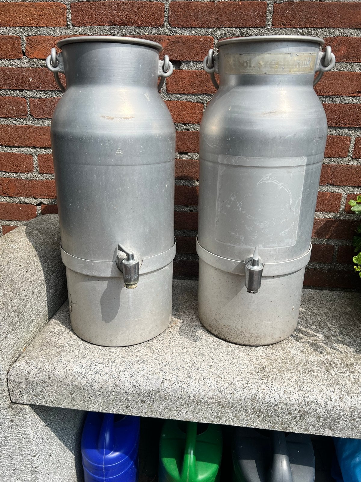 Antieke melkbussen met kraantje en lekbak, Ophalen