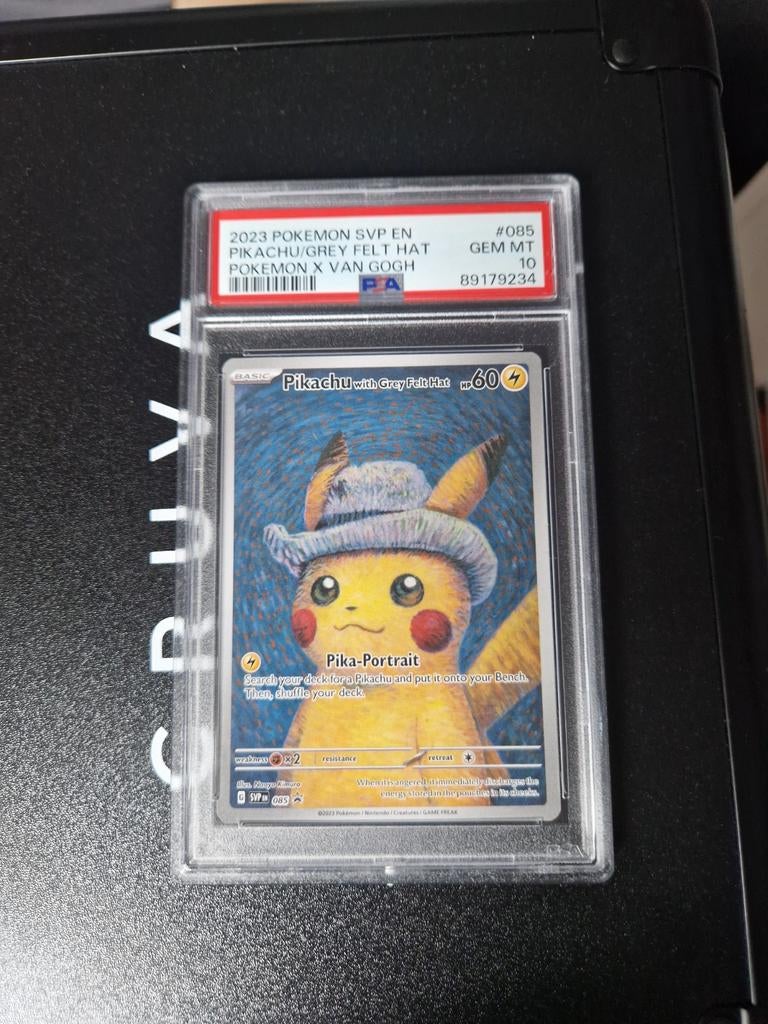 Pikachu Grey Felt Hat PSA 10 - Pokémon x Van Gogh, Ophalen of Verzenden, Nieuw, Losse kaart