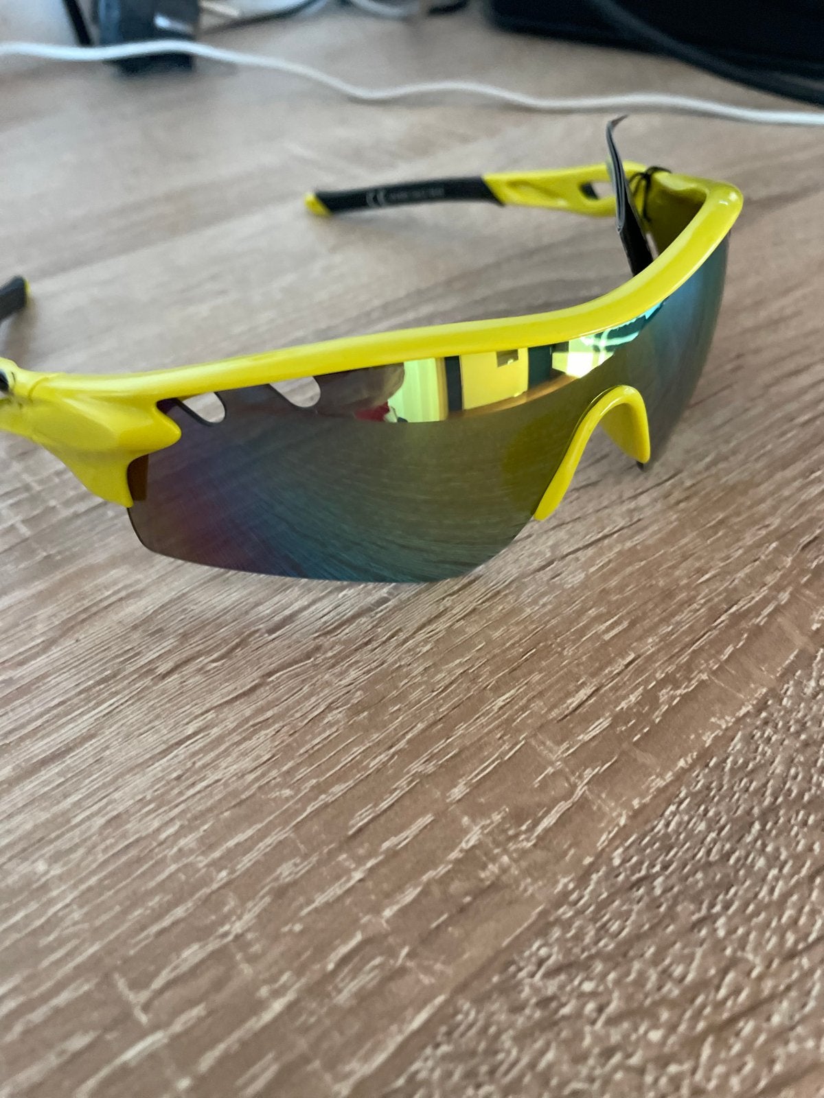 Gele sport zonnebril met spiegelglazen, Sieraden, Tassen en Uiterlijk, Overige merken, Zonnebril, Geel, Ophalen of Verzenden