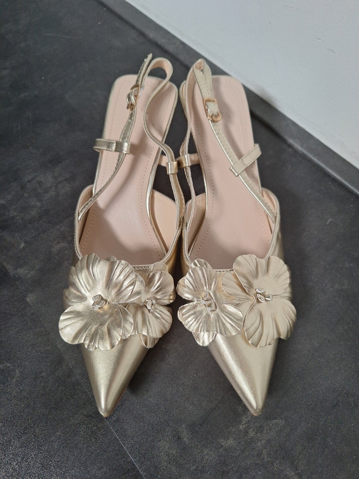 Gouden pumps met bloemendetail - Maat 39, Kleding | Dames, Schoenen, Ophalen of Verzenden