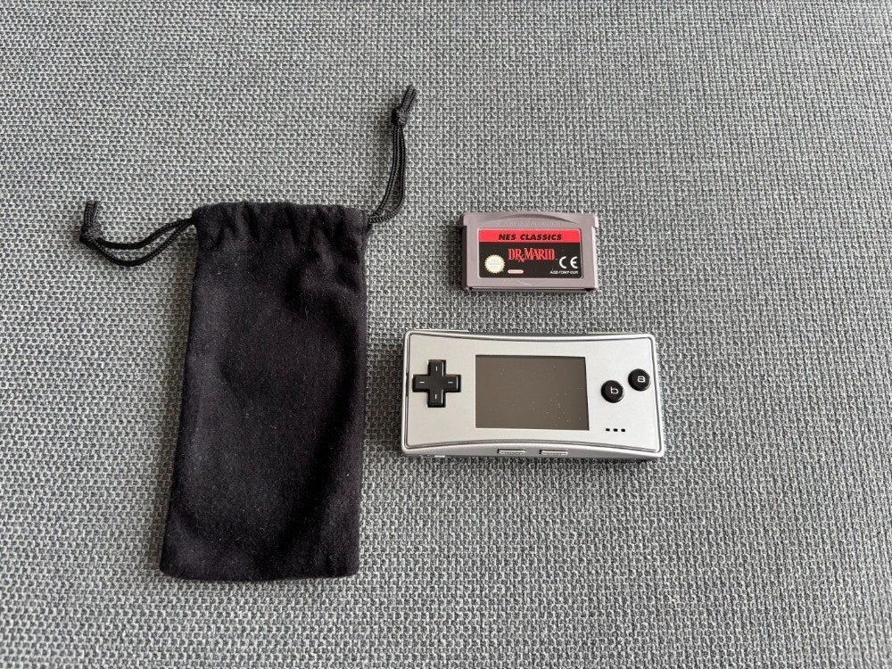 Gameboy Micro Zilver als nieuw, met origineel hoesje, Spelcomputers en Games, Spelcomputers | Nintendo Game Boy, Ophalen of Verzenden