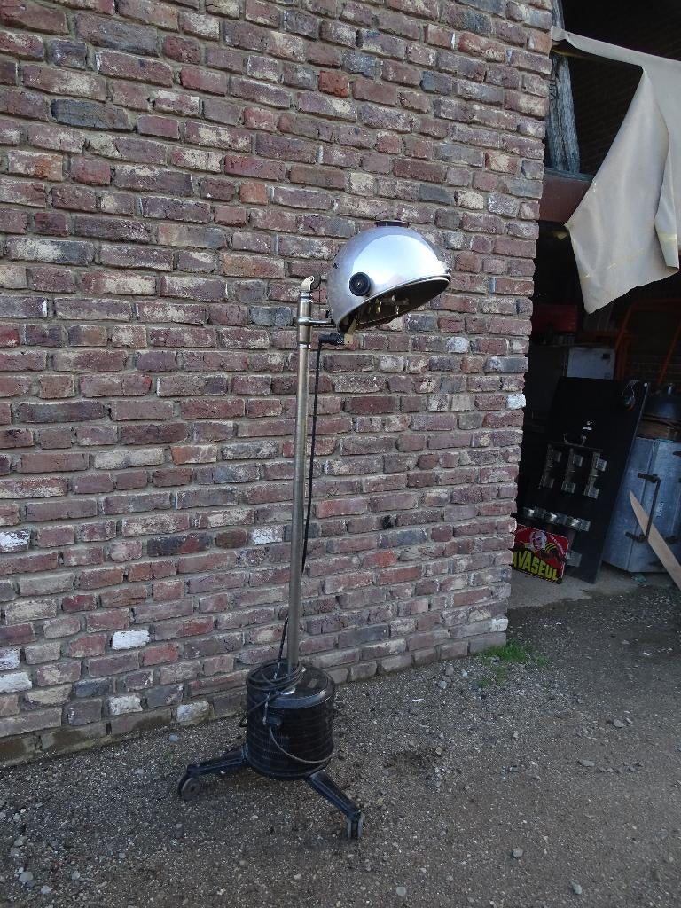 oud medisch apparaat voor lichttherapie omgebouwd tot lamp, Ophalen