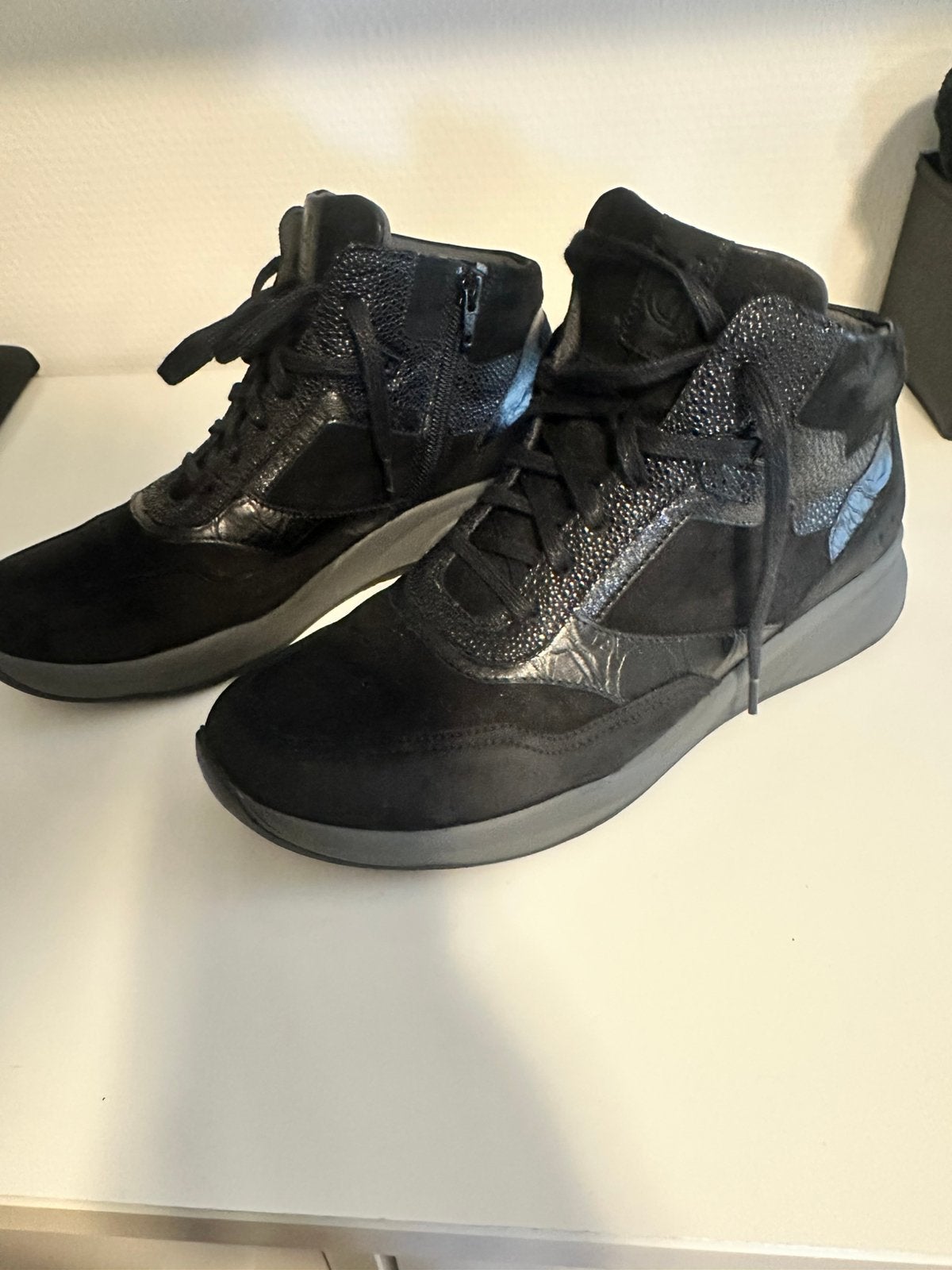 Durea hoge sneaker maat 41 (7-H) zwart leer nubuck zgan, Kleding | Dames, Schoenen, Ophalen of Verzenden, Zo goed als nieuw, Zwart