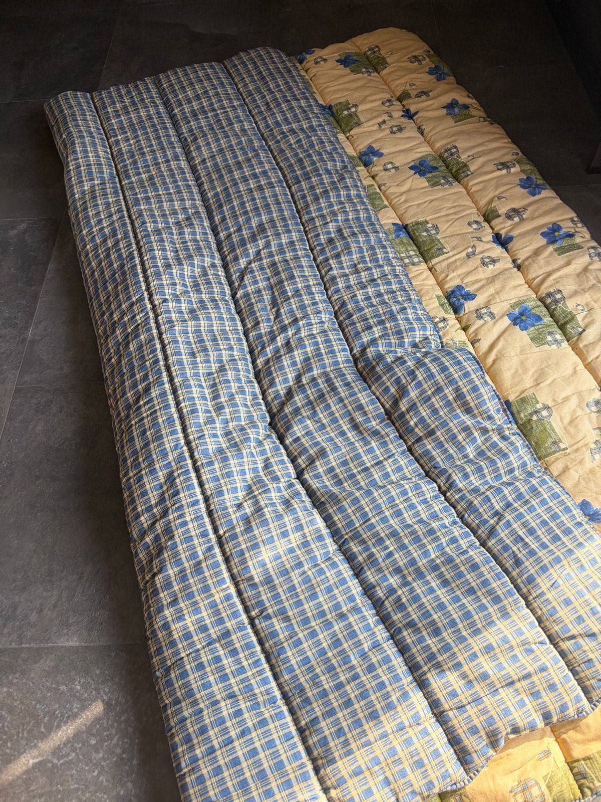 Sprei 225 x 215 cm - Geruit blauw/geel en bloemen, Blauw, Tweepersoons, Ophalen of Verzenden, Deken of Dekbed