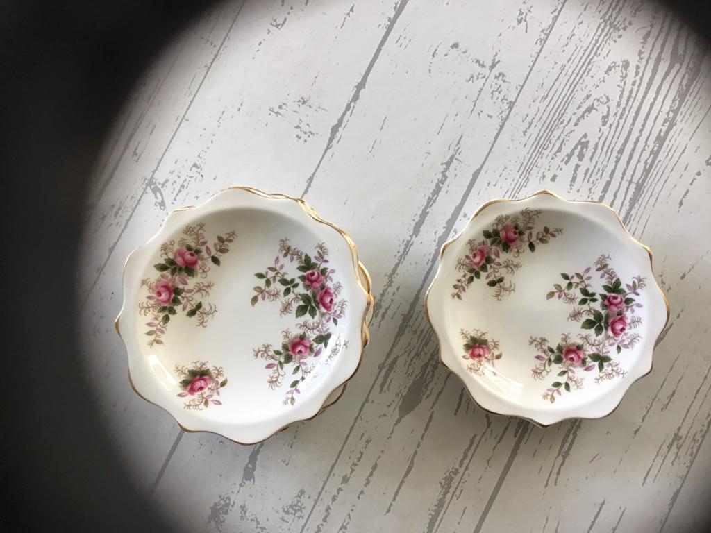 Royal Albert petit four schaaltjes, Ophalen of Verzenden, Zo goed als nieuw, Porselein, Bord of Schaal