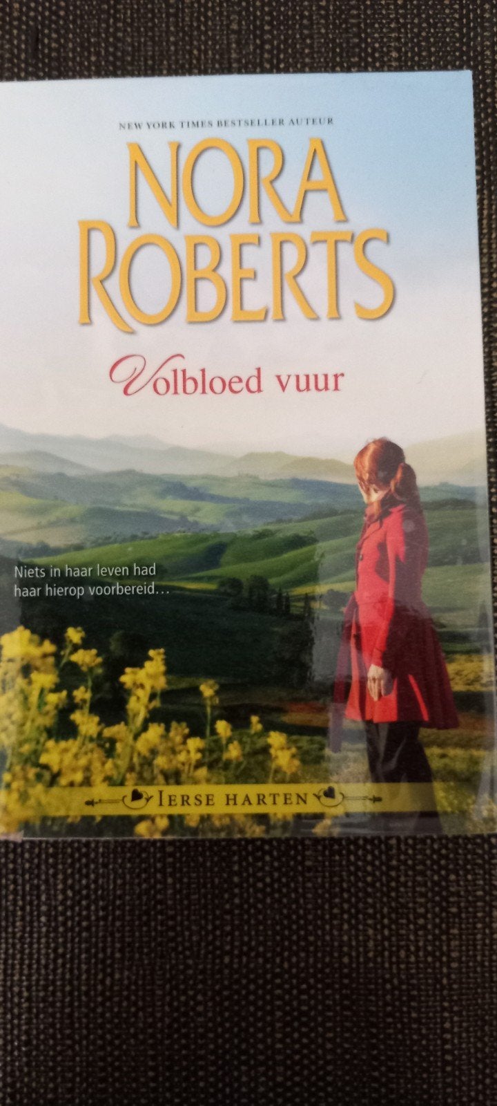 Nora Roberts - Volbloed vuur (Ierse Harten), Ophalen of Verzenden, Gelezen, Nora Roberts, Nederland