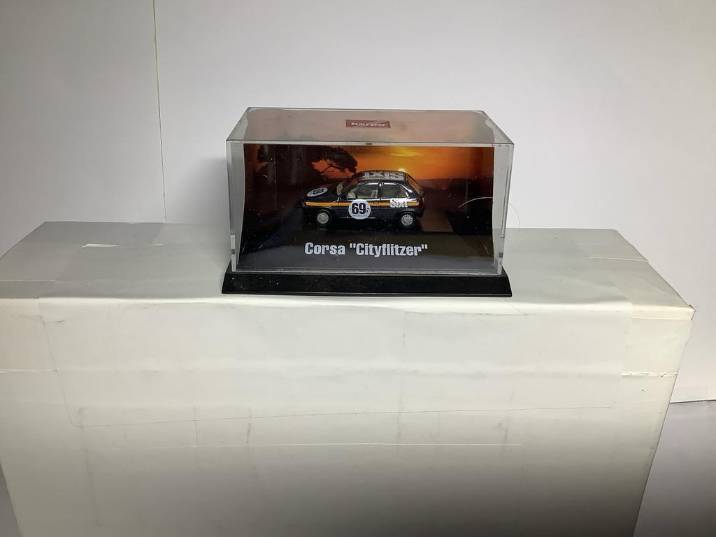 Herpa Corsa "Cityflitzer" modelauto in vitrine, Hobby en Vrije tijd, Modelauto's | 1:87, Ophalen of Verzenden, Nieuw, Auto, Herpa