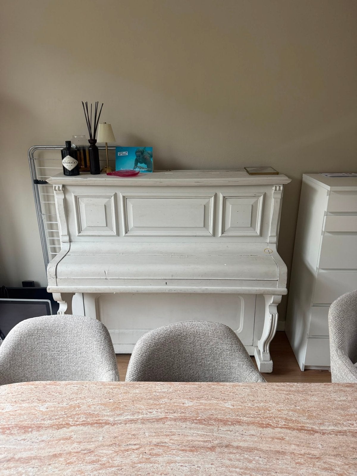 Decoratieve Piano - Gratis af te halen in Amsterdam, Muziek en Instrumenten, Ophalen, Gebruikt, Wit, Piano