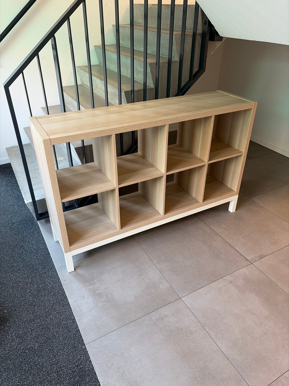 Kallax kast met berkenlook en wit metalen onderstel, Huis en Inrichting, Ophalen, Gebruikt