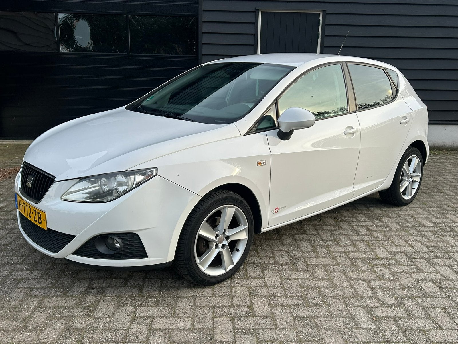 Seat Ibiza 1.2 5drs airco cruise control 2011 boekjes, Auto's, Voorwielaandrijving, 31 €/maand, 1198 cc, Handgeschakeld