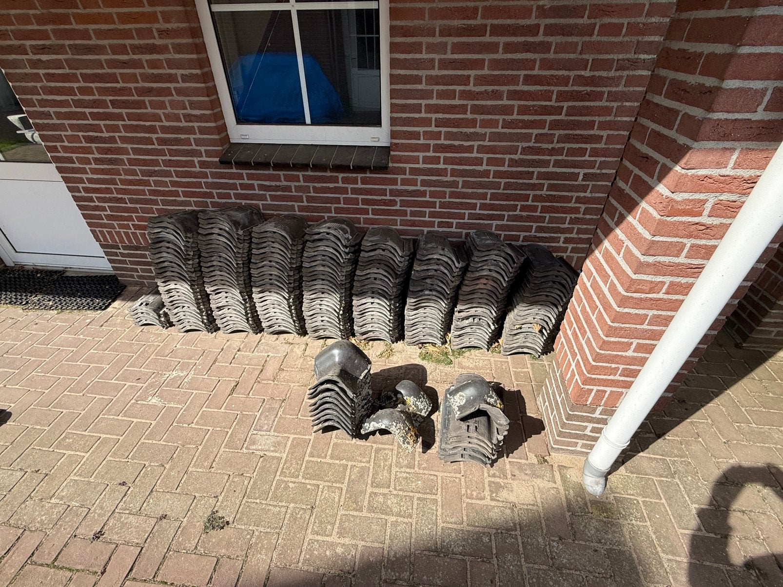 195 KDN dakpannen + nokvorsten, Doe-het-zelf en Verbouw, Ophalen, Steen of Klei, Zwart, Dakpannen