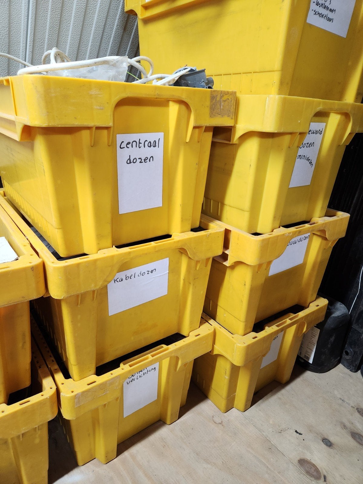 30 sterke stapelbare magazijnboxen / opslag kratten, Ophalen, Gebruikt, 40 tot 60 cm, 50 tot 75 cm