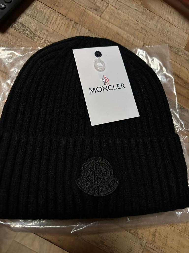 Moncler muts. €15,00, Kleding | Heren, Mutsen, Sjaals en Handschoenen, Ophalen of Verzenden, Nieuw, Overige maten, Muts
