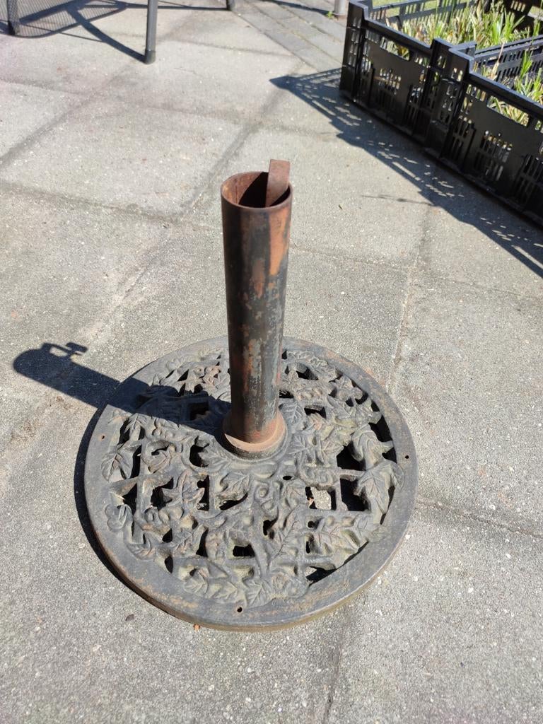 Zware gietijzeren parasolvoet met bladmotief, Tuin en Terras, Parasols, Ophalen, Gebruikt, Parasolvoet