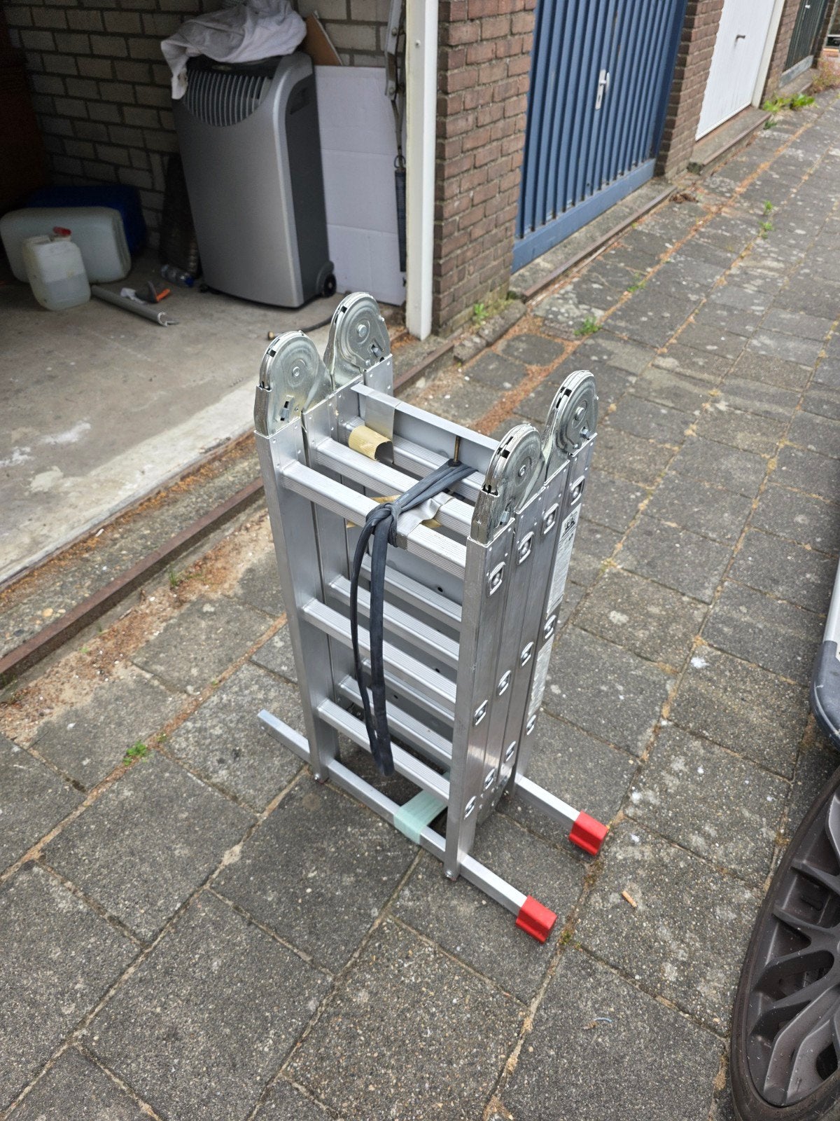 Uitklapbare ladder - mist één dop, makkelijk te bestellen, Gebruikt, Ophalen of Verzenden, Ladder, Opvouwbaar of Inschuifbaar