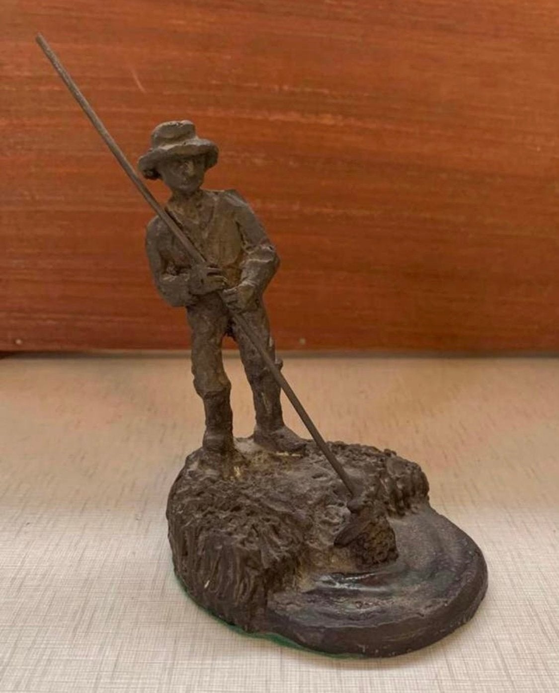 Beeld Bronzen beeldje van een schaaldieren visser., Ophalen of Verzenden