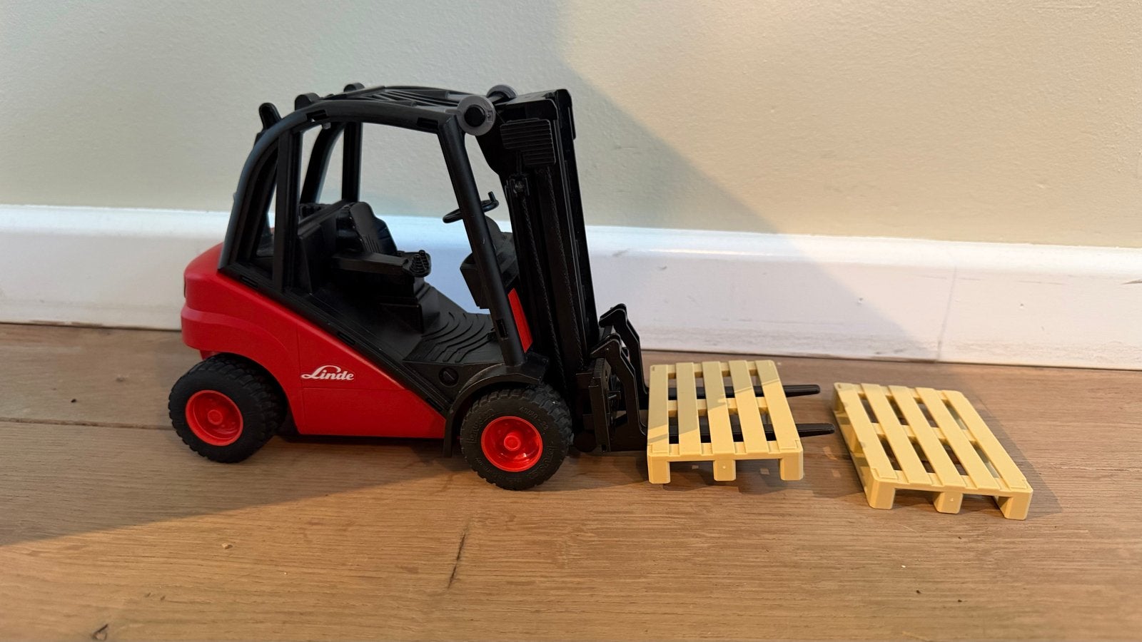 Bruder Linde heftruck met 2 pallets - Zo goed als nieuw, Ophalen of Verzenden, Zo goed als nieuw