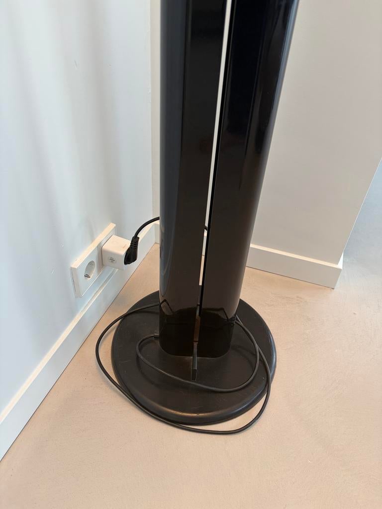 Artemide Megaron vloerlamp, Huis en Inrichting, Lampen | Vloerlampen, Zo goed als nieuw, 150 tot 200 cm, Metaal, Ophalen