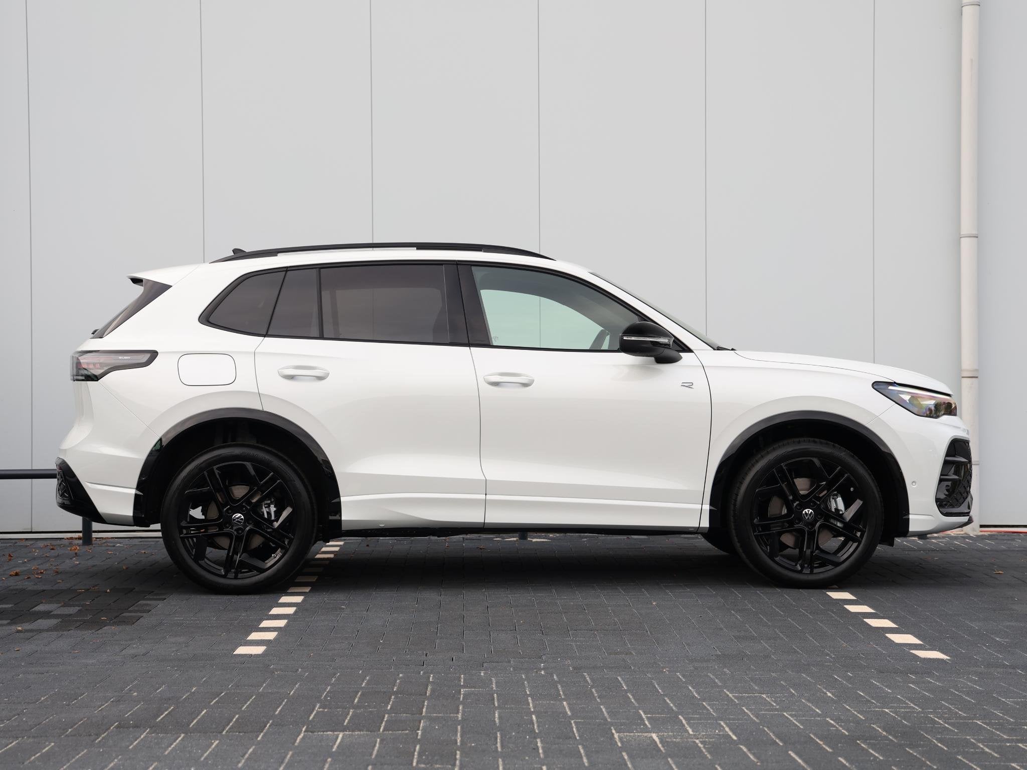 Volkswagen Tiguan R-Line Edition 1.5 eHybrid 272 PK | LED Ma, Stof, 1498 cc, 4 cilinders, 150 min