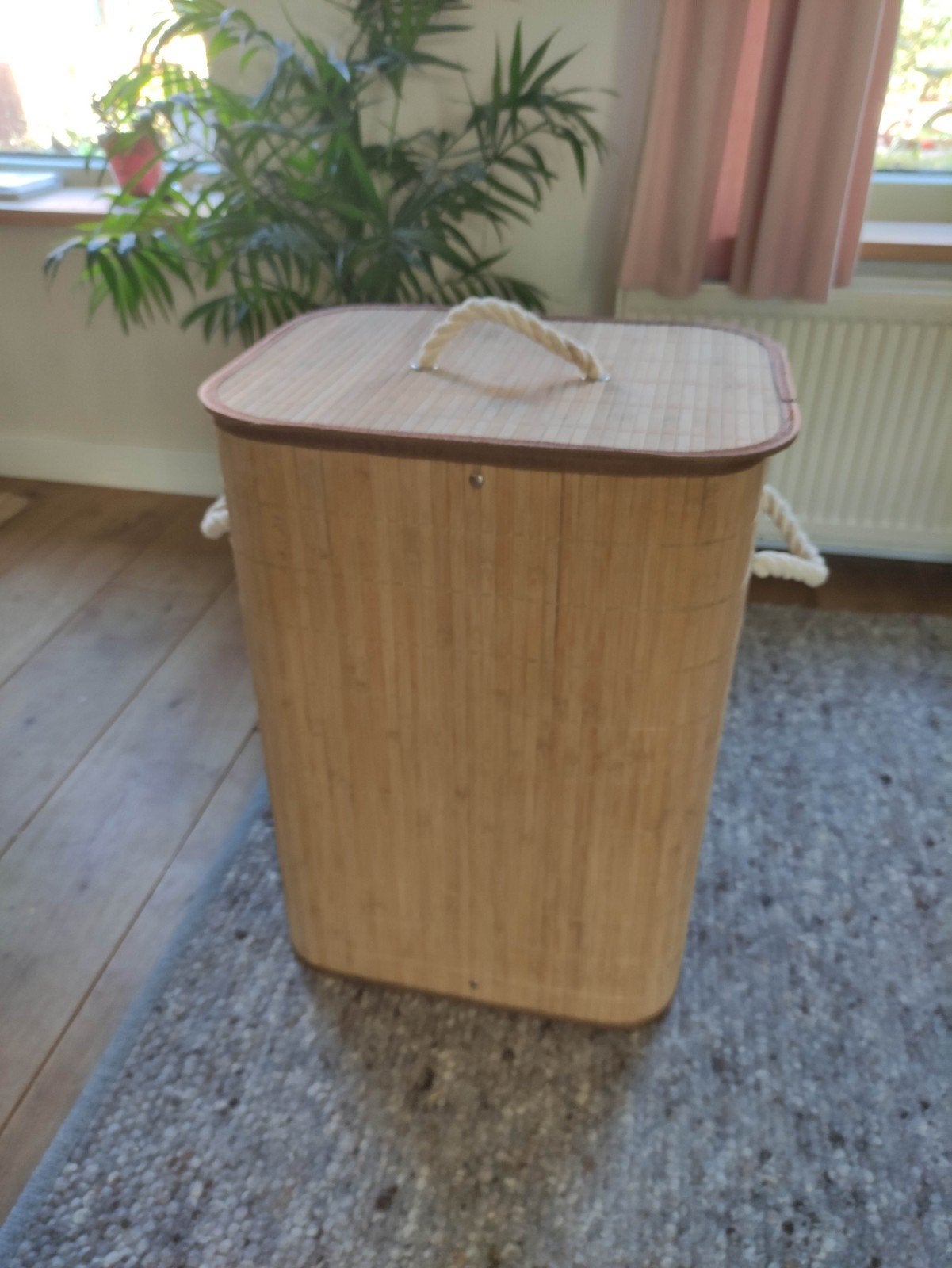 Grote wasmand van bamboe rotan met linnen, Ophalen, Zo goed als nieuw, Bruin