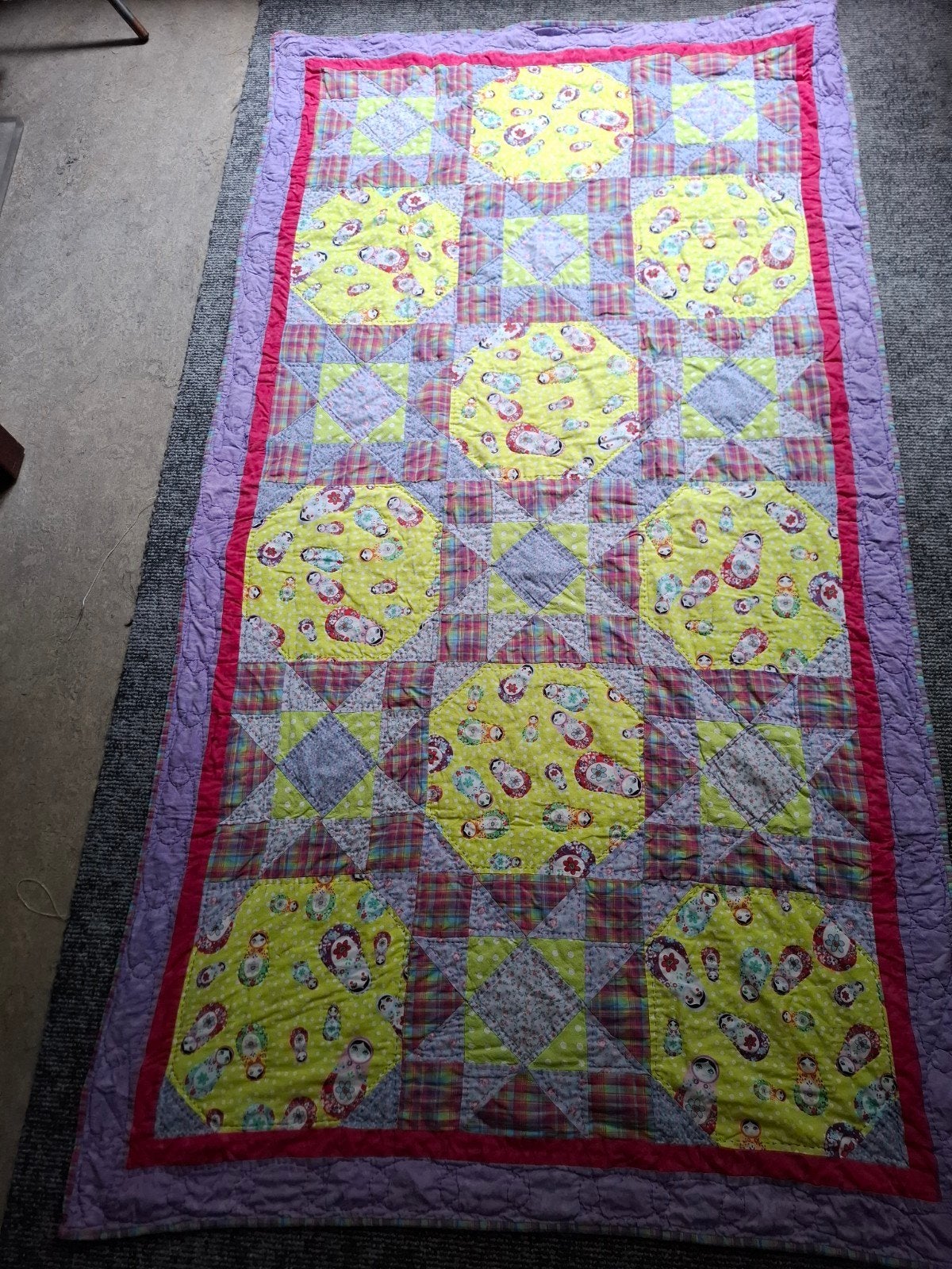 Handgemaakte Quilt / Sprei met Russische poppen matroesjkas, Huis en Inrichting, Gebruikt, Eenpersoons, Meerkleurig, Katoen