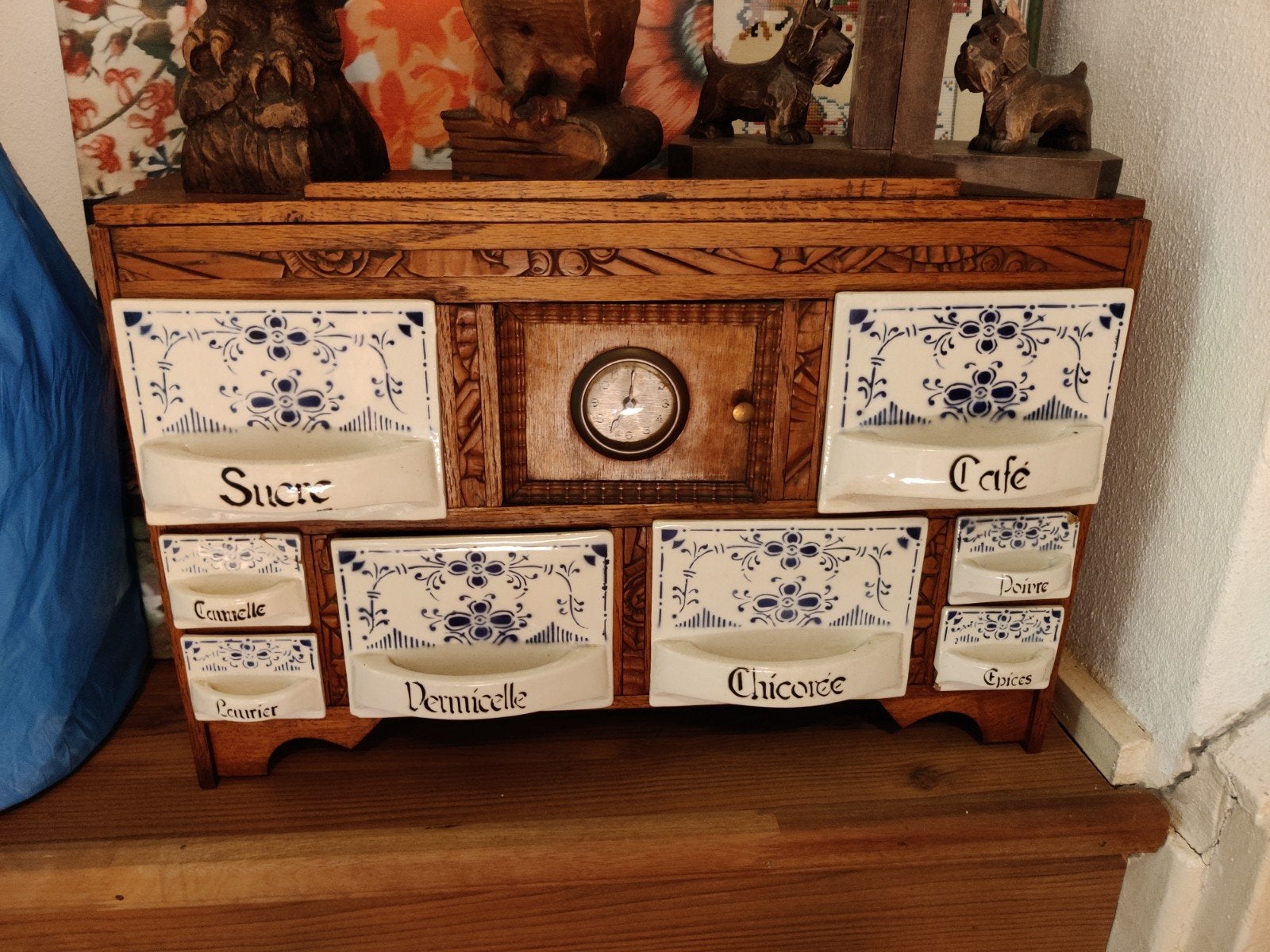 Antieke kruidenkast met Delfts blauw porselein, Ophalen