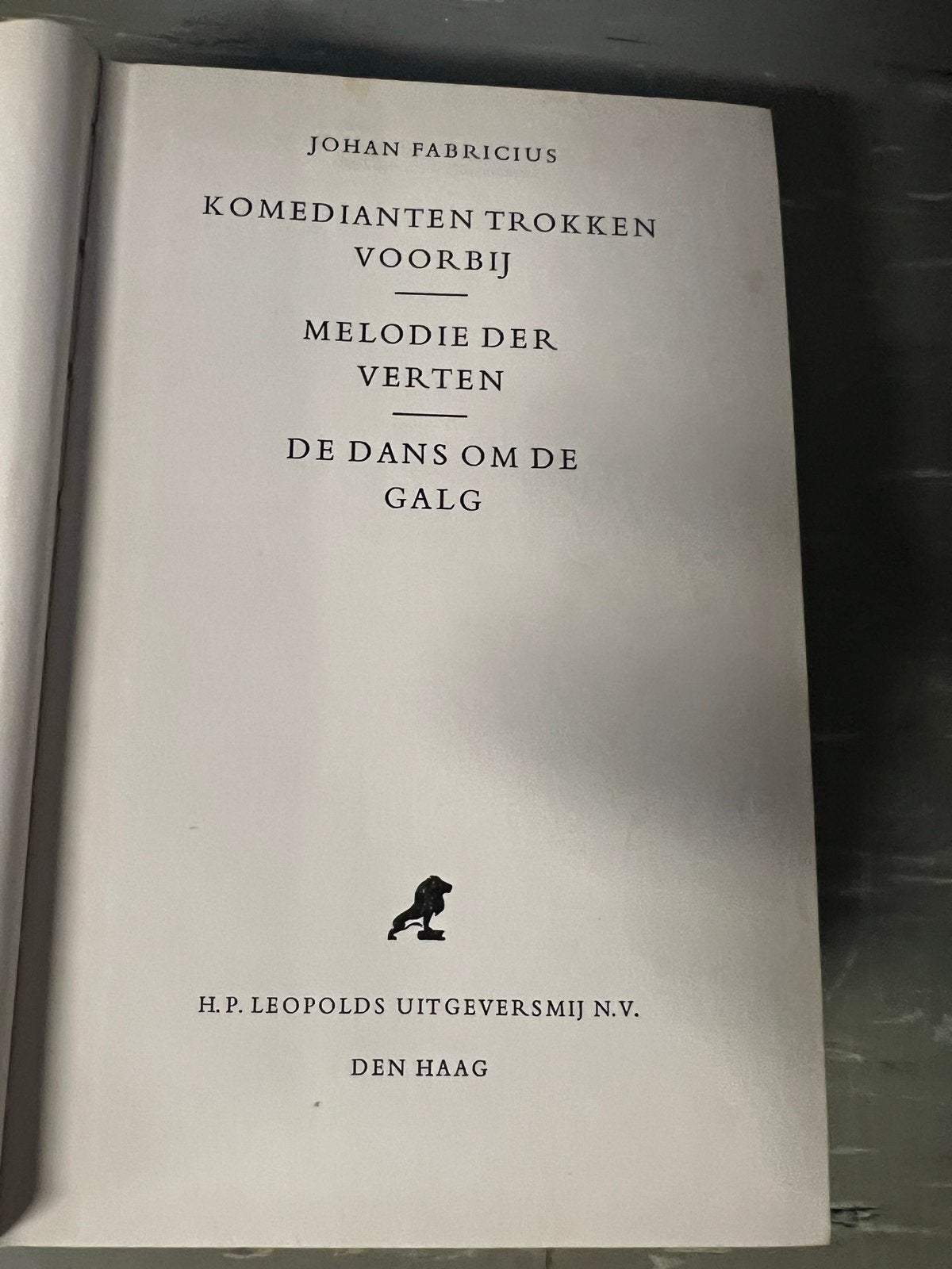 Johan Fabricius - Komedianten Trokken Voorbij (Gesigneerd), Ophalen of Verzenden, Gelezen, Nederland