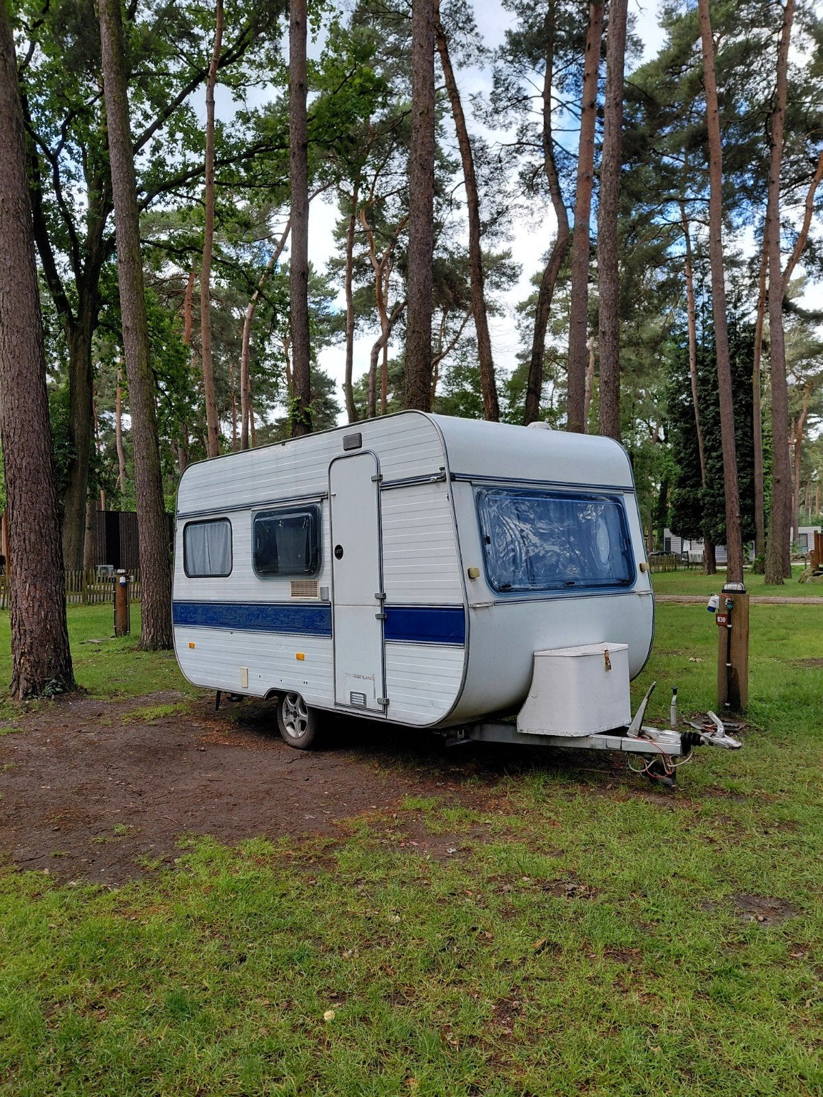 Caravan Adria 390T uit 1983 met stapelbed, Caravans en Kamperen, Luifel, Particulier, Dwarsbed, Adria