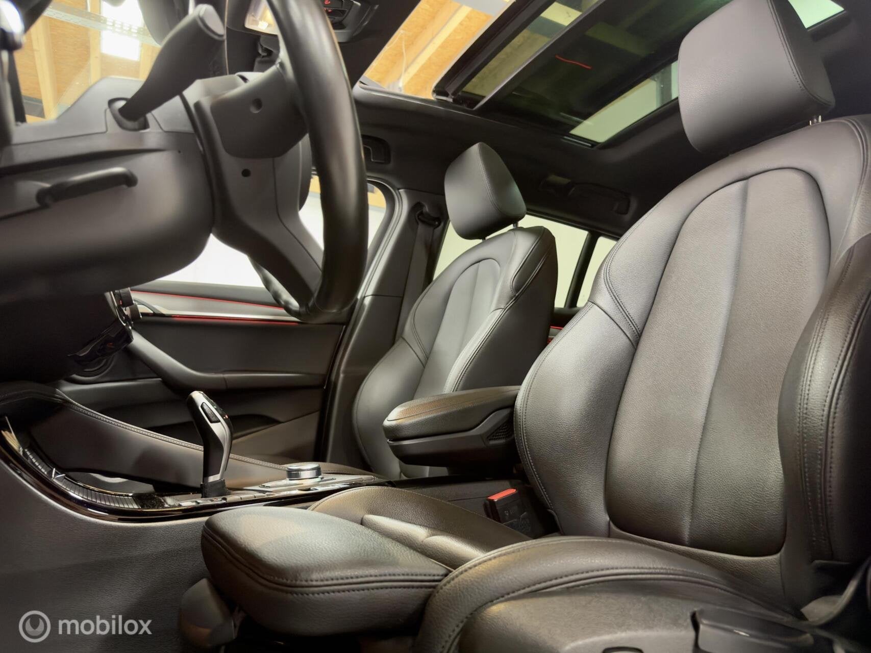 BMW X2 sDrive18i High Executive M Sport | Pano | Leer | 20", Gebruikt, Wit, Leder, 3 cilinders